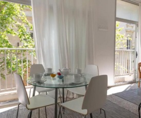 GRAND APPARTEMENT LUMINEUX POUR 2 à 4 PERSONNES A AVIGNON INTRA-MUROS WiFI GRATUIT