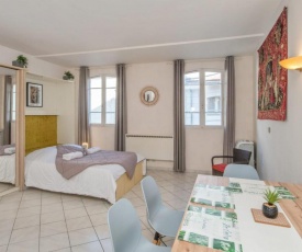 Large and bright studio with AC at the heart of Avignon - Welkeys