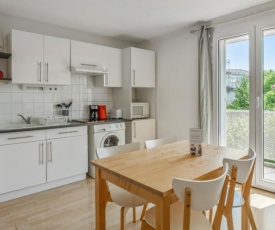 Sunny and beautiful one-bedroom with pool-view terrace in Avignon Welkeys