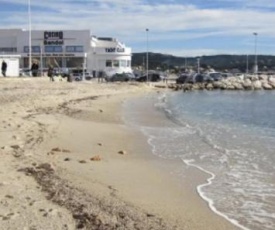 A Pied du Port de Bandol et de sa Plage