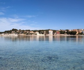 Joli studio les pieds dans l eau avec place de Parking gratuite