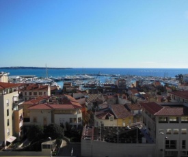 2, 3 and 4 bedroom sea view Forville Apartments 5 mins from the Palais