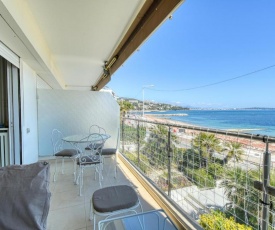 Sea View Flat, beach access by GuestReady