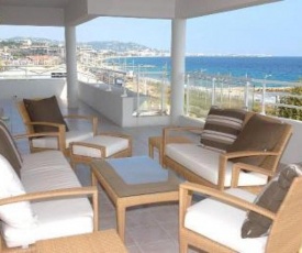 Stunning three bedroom apartment on seafront in Cannes with panoramic sea views 399