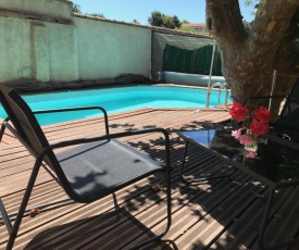 Chambre climatisée avec sdb privée dans une villa avec piscine ouverte d'avril à mi octobre