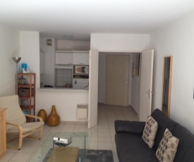 Lovely one bedroom apartment with balcony & wifi just minutes walk from Palais and Cannes beaches 109