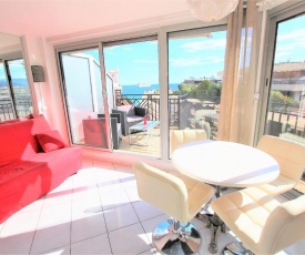 Nice apartment last floor with terrace and clear view on the sea