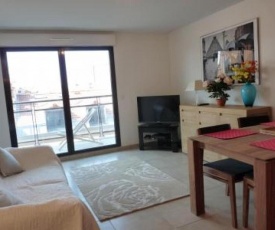 One bedroom apartment in Cannes very close to the Palais with a private balcony and aircon 961