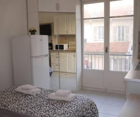 Dream - a studio flat with balcony at 300m from the beach