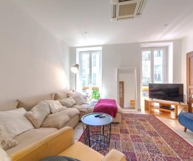 Lovely large familial apartment in central Nice, ten minutes walk to the beach!