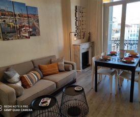 Pretty and quiet top floor 2 bedroom flat in the port area of Nice