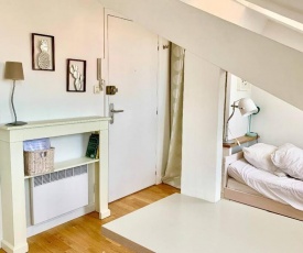 Studio on the Attic 3min from the Sea & Main street