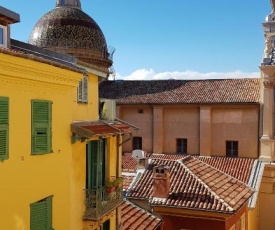 Sunny apartment in heart of Nice Old Town