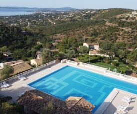 Les ISSAMBRES appart grande terrasse superbe vue mer et golf de saint Tropez, piscine