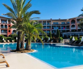 Appartement de standing face à la baie de St-Tropez, vue mer, jardin et piscine.