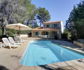 villa 8 pers, climatisée, piscine chauffée, un havre de paix sous les pins parasols