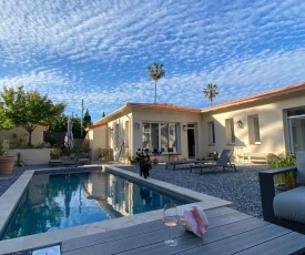 Walk to town - Spacious villa w/ pool