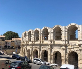 aux pieds des arènes