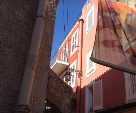 Un balcon dans les rues piétonnes