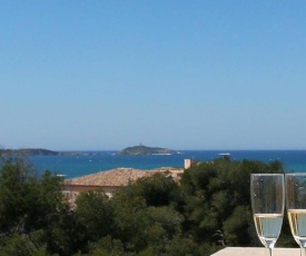 T2 climatisé domaine de la Coudoulière devant la plage, terrasse vue mer au milieu de la pinède au calme sans vis à vis dernier étage