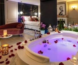 SUITE ROMANTIQUE, JACUZZI et LIT D'EXCEPTION