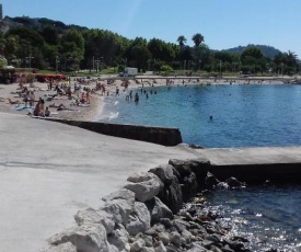 Chambre au bord de mer garage public