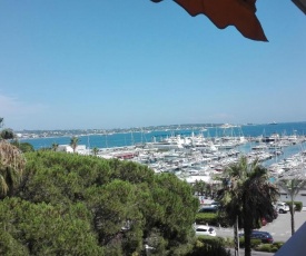 Grand studio climatisé en bord de mer avec parking sécurisé