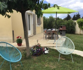 La petite maison des Muses jardin piscine pour 4 à 6 pers campagne Arlésienne